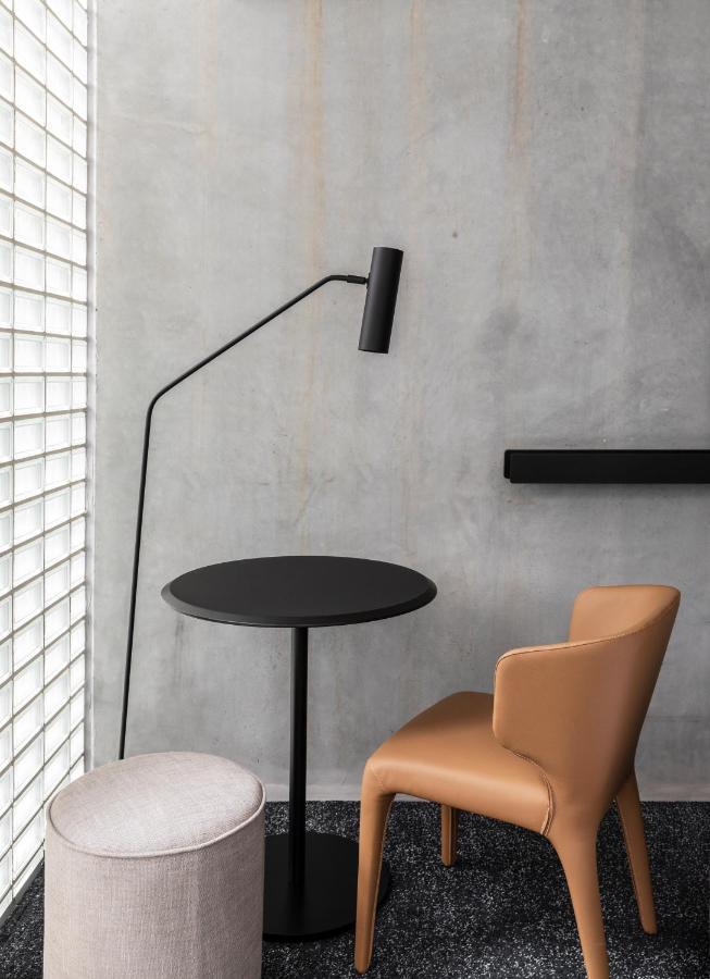 Lancemore Crossley St. Мельбурн Экстерьер фото Floor lamp