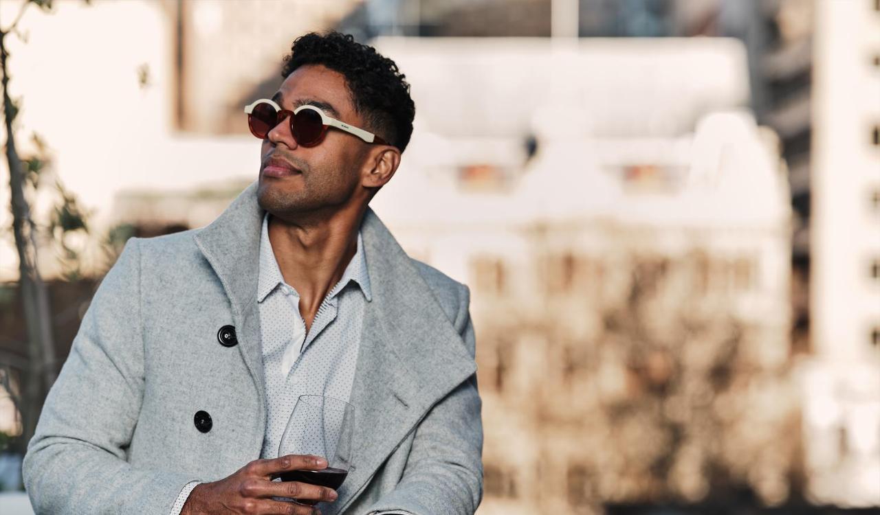 Lancemore Crossley St. Мельбурн Экстерьер фото A man wearing a pair of sunglasses